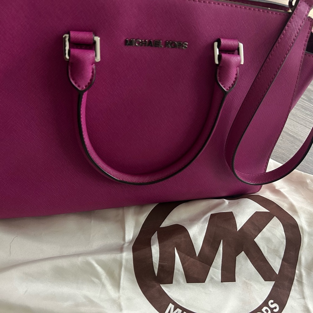 Michael Kors Pink Shoulder Bag with Sleek Design